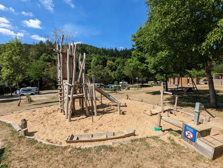Speeltuin met houten speeltoestellen op vakantiepark EuroParcs Kohnenhof