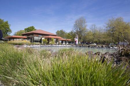 Het "Horeca plaza" van EuroParcs Limburg met restaurant, versmarkt, snackbar en indoorspeeltuin,