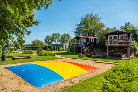 Speeltuin met airtrampoline op vakantiepark EuroParcs Marina Strandbad