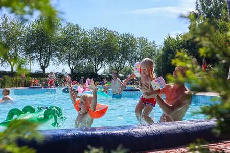 Mensen aan het zwemmen in het buitenbad van vakantiepark EuroParcs Marina Strandbad