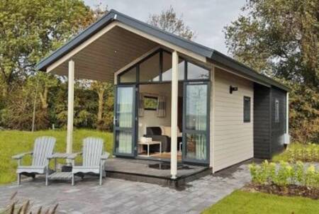 Vrijstaand chalet met veranda op vakantiepark EuroParcs Markermeer