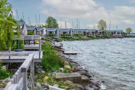 Chalets met veranda's aan het water op vakantiepark EuroParcs Markermeer