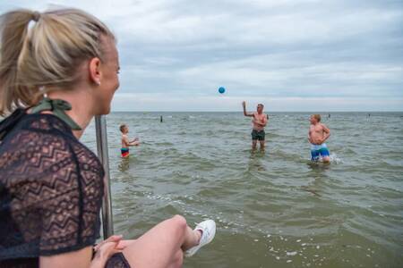 Mensen spelen in het water van het Markermeer op vakantiepark EuroParcs Markermeer