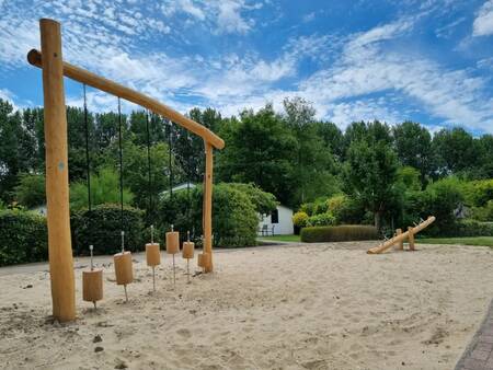 Houten speeltoestellen in een speeltuin op vakantiepark EuroParcs Molengroet