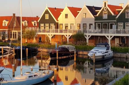 Vakantiehuizen aan de jachthaven op vakantiepark EuroParcs Poort van Amsterdam