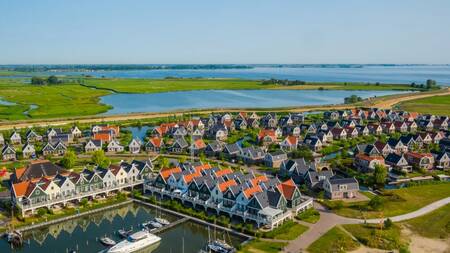 Luchtfoto van vakantiepark EuroParcs Poort van Amsterdam aan het Markermeer