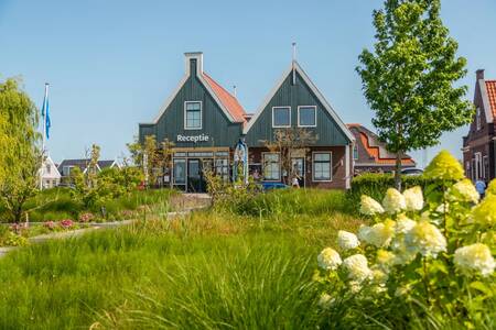 Het receptie gebouw in Oud Amsterdamse stijl op vakantiepark EuroParcs Poort van Amsterdam