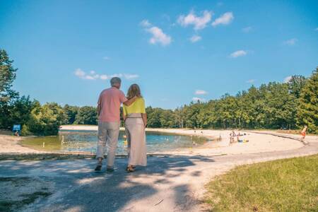 Stel wandelt op een strandje nabij vakantiepark EuroParcs Reestervallei