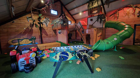 De binnenspeeltuin van vakantiepark EuroParcs Ruinen