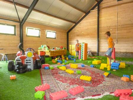 Kinderen spelen in de indoor speeltuin van vakantiepark EuroParcs Ruinen