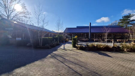 De receptie en Brasserie met terras op vakantiepark EuroParcs Ruinen