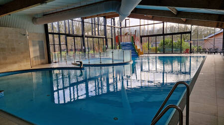 Het binnenbad van vakantiepark EuroParcs Ruinen