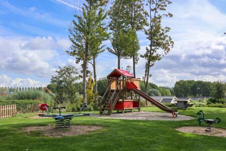 Speeltoestellen in de speeltuin op vakantiepark EuroParcs Spaarnwoude