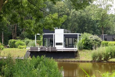 Vakantiehuis met balkon boven het water op vakantiepark EuroParcs Spaarnwoude