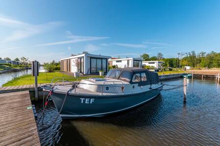 Boot aan een steiger voor een vakantiehuis op vakantiepark EuroParcs Veluwemeer