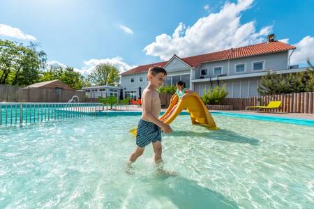 Kinderen in het peuterbad van het buitenbad op vakantiepark EuroParcs Veluwemeer