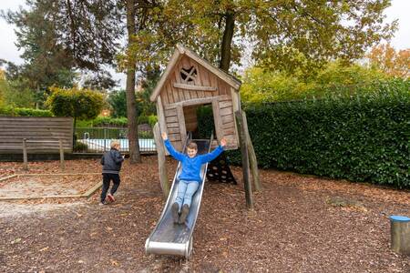 Kinderen spelen in een speeltuin op Bungalowpark Het Verscholen Dorp