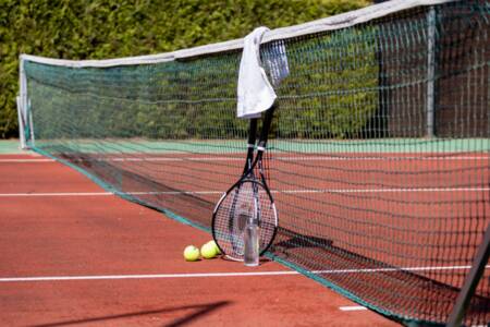 De tennisbaan van Bungalowpark Het Verscholen Dorp