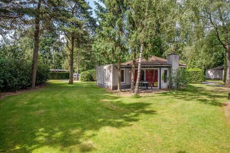 Een vrijstaande bungalow op vakantiepark Bungalowpark Het Verscholen Dorp