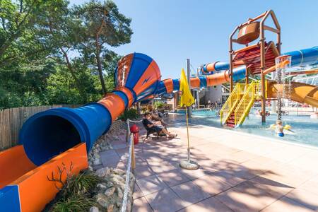 Buitenbad met glijbanen op vakantiepark Kampeerdorp de Zandstuve