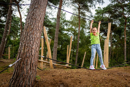 Meisje op een klimparcours op vakantiepark Krieghuusbelten