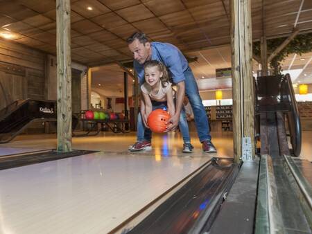 Bowlen op de bowlingbaan van vakantiepark Landal Aelderholt