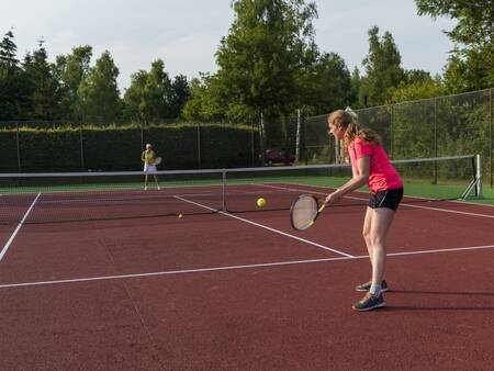 Tennissen op de tennisbaan van vakantiepark Landal Aelderholt