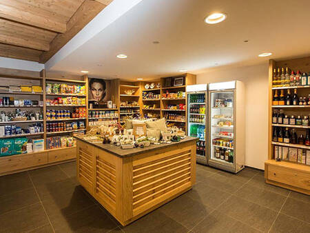 Schappen van de minishop op Landal Alpine Lodge Lenzerheide