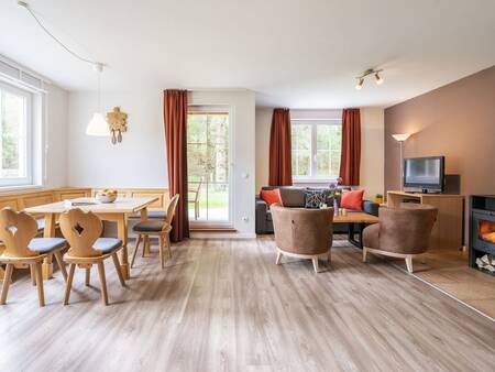 Woonkamer met eettafel van een appartement op Landal Bad Kleinkirchheim