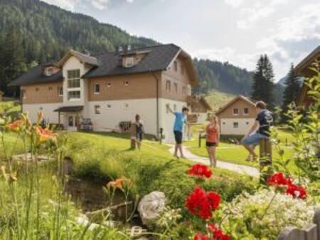 Kinderen voor een appartementencomplex op vakantiepark Landal Bad Kleinkirchheim