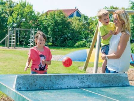 Tafeltennistafel in een speeltuin op vakantiepark Landal Beach Park Texel