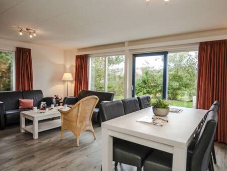 Woonkamer met eethoek van een vakantiehuis op vakantiepark Landal Beach Park Texel