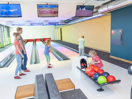 Bowlen op de bowlingbaan van vakantiepark Landal Beach Resort Ooghduyne