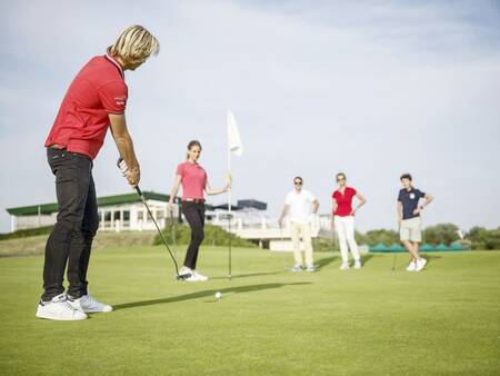 Golfen op de 2×9-holes golfbaan van vakantiepark Landal Beach Resort Ooghduyne