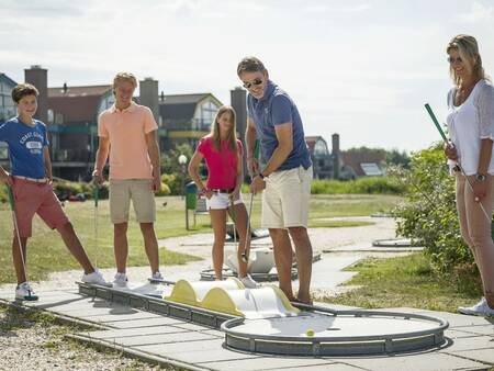 Speel een potje midgetgolf op de minigolfbaan van vakantiepark Landal Beach Resort Ooghduyne