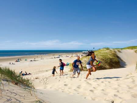 Genieten van het strand, de zee en duinen op vakantiepark Landal Beach Resort Ooghduyne
