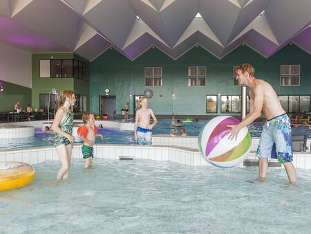 Ondiep bad in het zwembad van vakantiepark Landal Beach Resort Ooghduyne