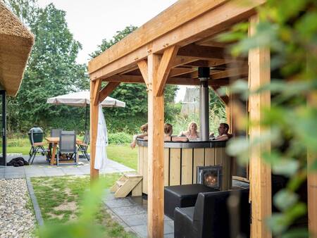 Overdekte veranda met houtgestookte hottub bij een villa op vakantiepark Landal Berger Duinen