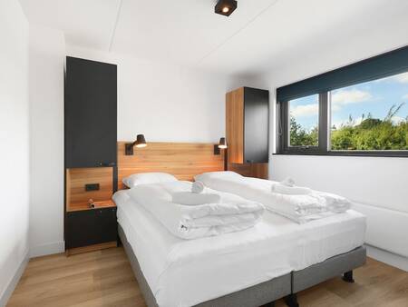 Slaapkamer met tweepersoonsbed in een villa op vakantiepark Landal Berger Duinen