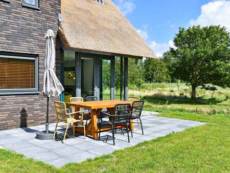 Terras in de tuin van een vakantievilla op vakantiepark Landal Berger Duinen