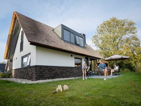 Kinderen spelen in de tuin van een vakantiehuis op vakantiepark Landal Berger Duinen