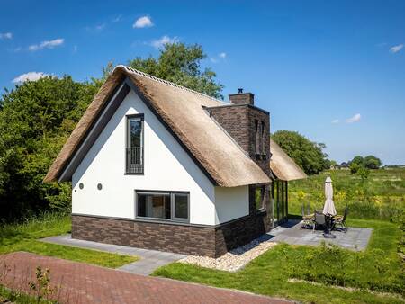 Vrijstaande vakantiehuis met rieten dak met ruime tuin op vakantiepark Landal Berger Duinen