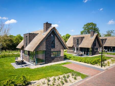 Luxe vakantie villa's met rieten daken op vakantiepark Landal Berger Duinen