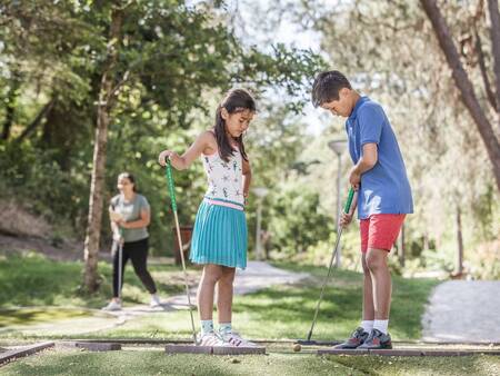 Kinderen golfen op de midgetgolfbaan op vakantiepark Landal Coldenhove