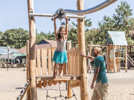 Een gezin speelt in de speeltuin op vakantiepark Landal Coldenhove