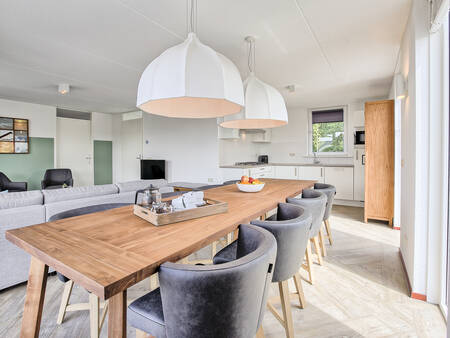 Tafel en keuken van een vakantiehuis op vakantiepark Landal De Bloemert