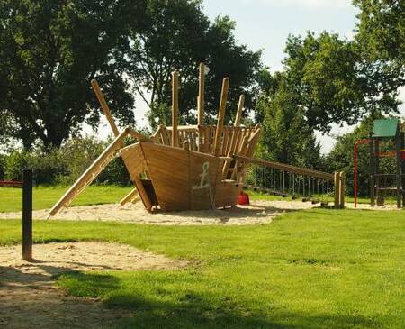 Speelschip in de speeltuin van vakantiepark Landal De Hellendoornse Berg