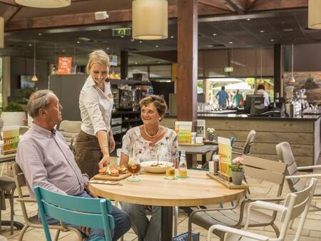 Terras van horeca op vakantiepark Landal De Lommerbergen