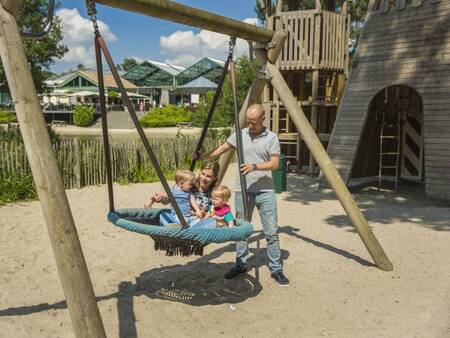 Schommel met klimtoestellen in een speeltuin op vakantiepark Landal De Lommerbergen