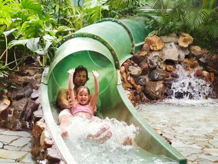 Glijbaan in het Subtropische zwemparadijs op vakantiepark Landal De Lommerbergen